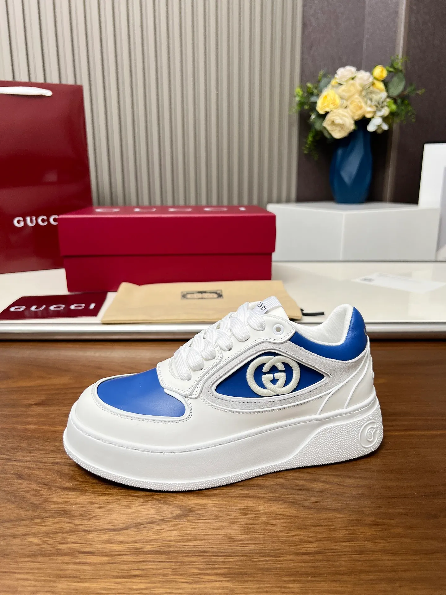 👟👟Ex-factory price 560👟👟Gucci casual sneakers, top version! Oil edge craftsmanship🌸🌸🌸1:1 reproduction. New model for early spring, creating a perfect style💣💣💣street style🔥🔥🔥Cool and stylish C-position fashionable outfit with retro and futuristic feel🌹🌹🌹Classic shoe shape, showing exquisite texture! Open mold to customize high-density outsole. Comes fully packaged. Size: Female 35-46. Fabric: Imported cowhide...men and women